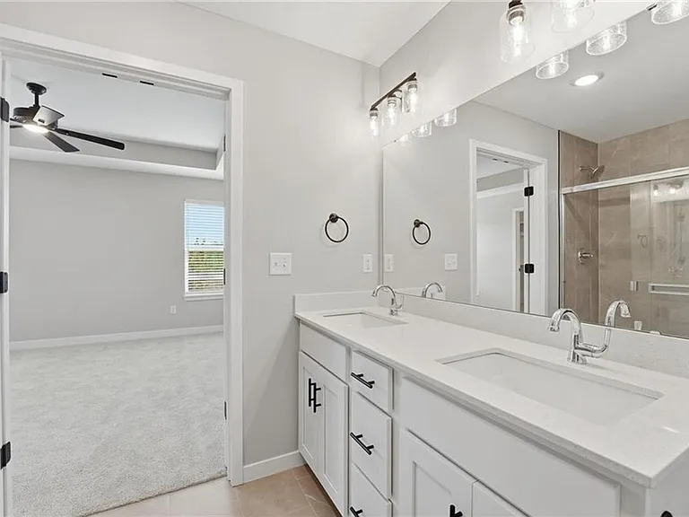 707 Glenn Cir — Photo 9
