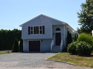 82 Angell Rd, Narragansett, RI 02882