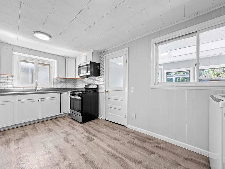 559 S Goodman St — Photo 6