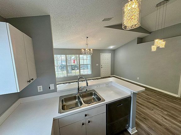 5th image of 908 Cape Cod Cir