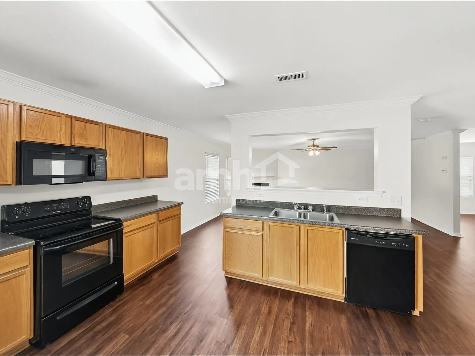 4 bed, 2.5 bath, 3226 sqft, $2,465 — Photo 3