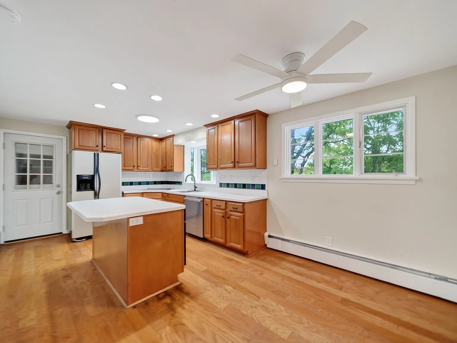 4 bed, 2.5 bath, 2284 sqft, $2,600 — Photo 3