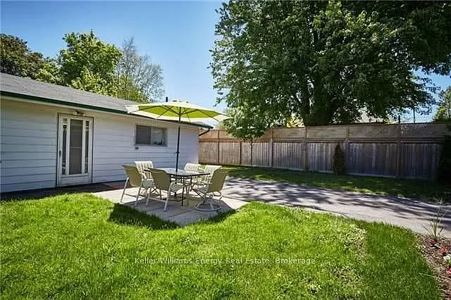 910 Grierson St #LOWER — Photo 24