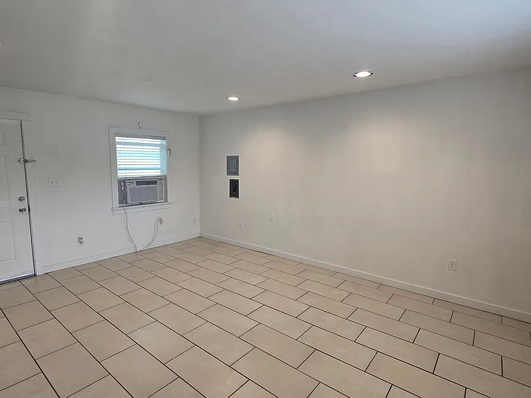 2614 Monterey St — Photo 7