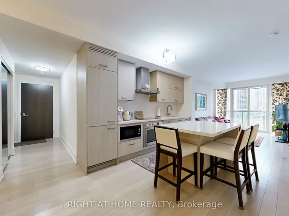 560 Front St W, Toronto, ON