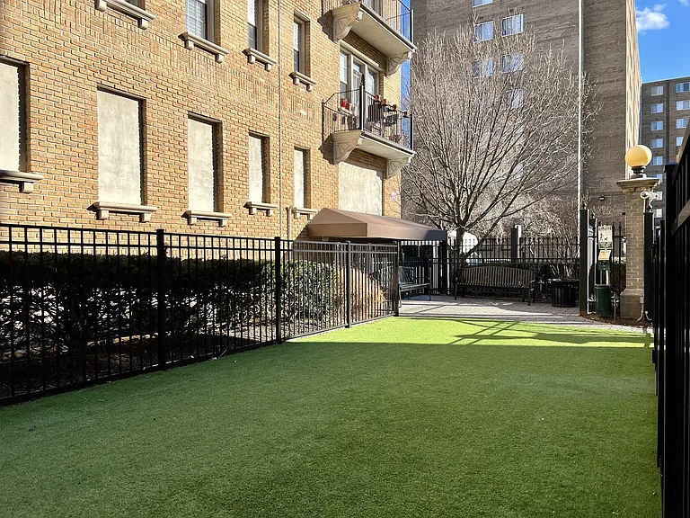 1401 Columbia Rd — Photo 36