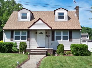 14 Oak St, Bloomingdale, NJ 07403