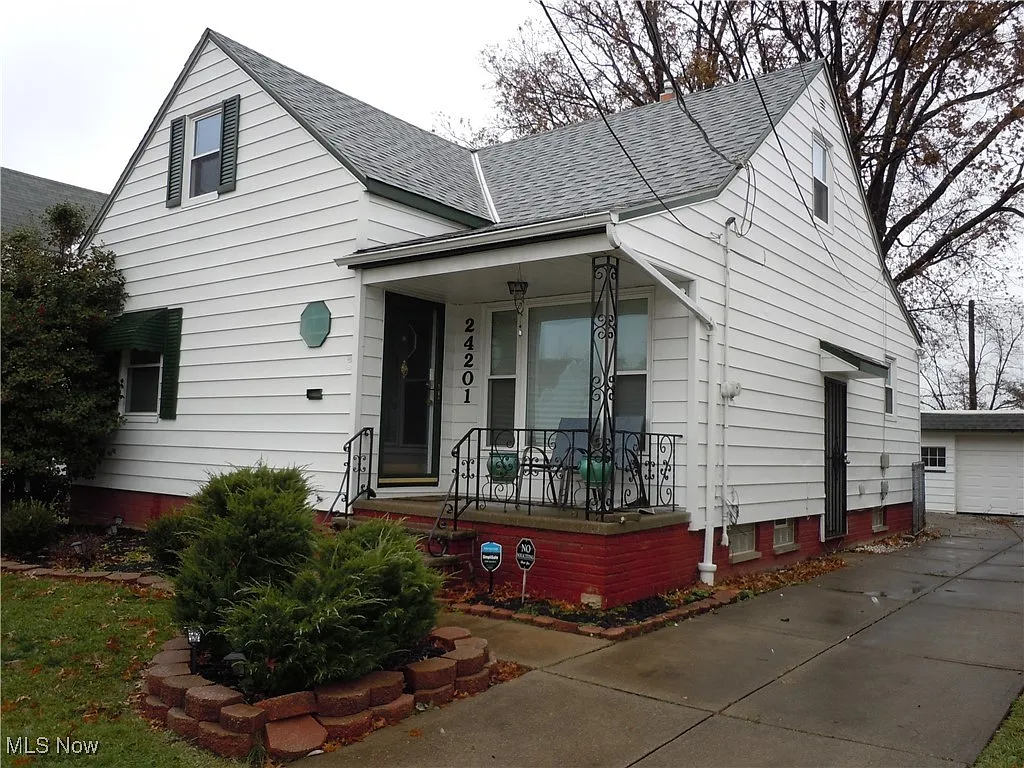 24201 Devoe Ave photo 1