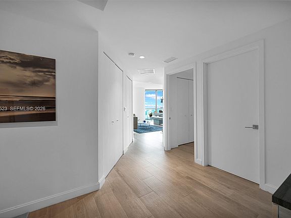 5th image of 45 SW 9th St APT 2906