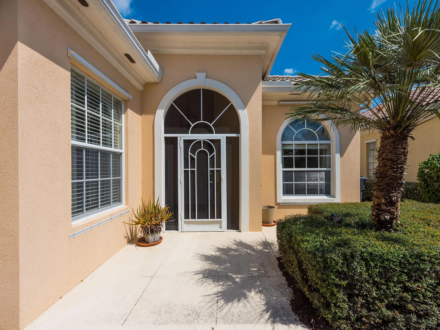 3 bed, 3.0 bath, 2001 sqft, $7,900 — Photo 4