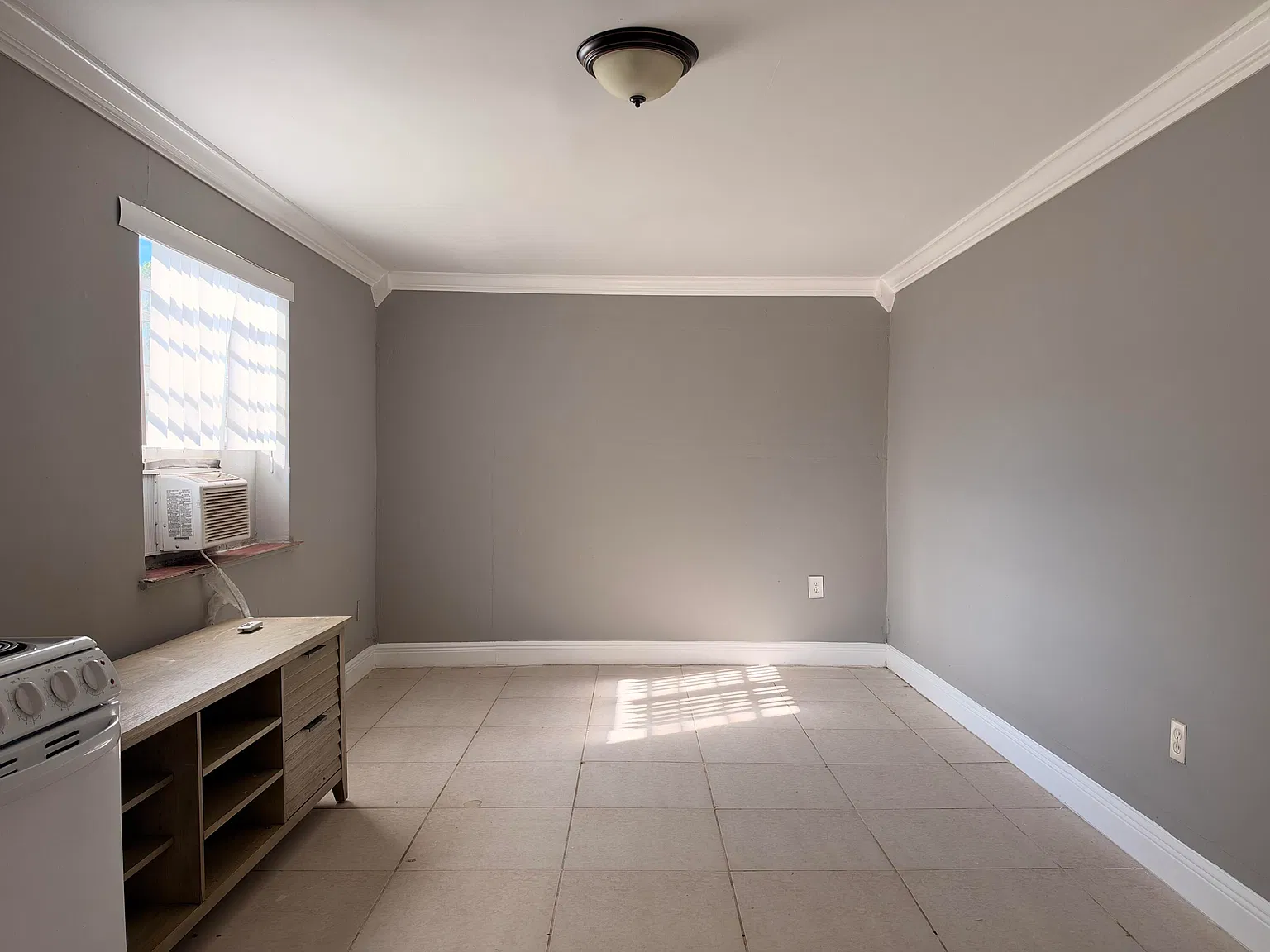 2438 Thomas St — Photo 3