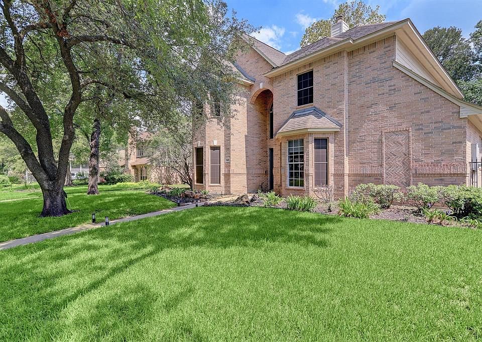 1st image of 407 Lakeside Estates Dr