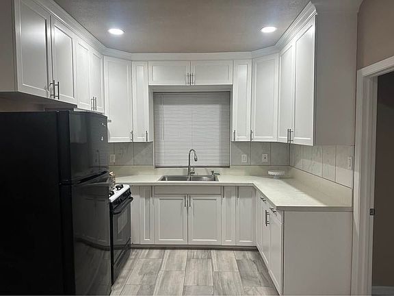 3rd image of 2336 S Park Ave