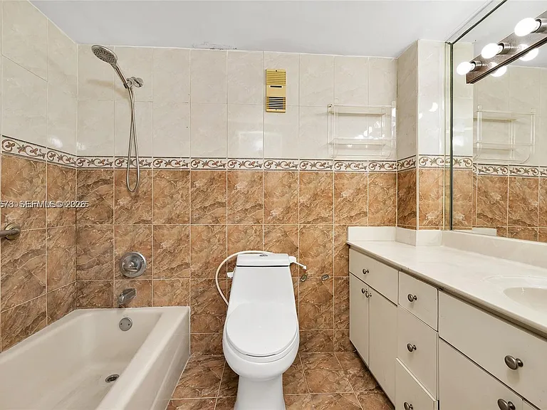 5050 NW 7th St #202 — Photo 3