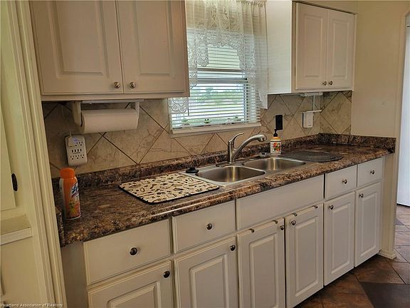 5th image of 313 Yellow Willow St