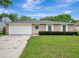 211 Leafwood Cir, League City, TX 77573