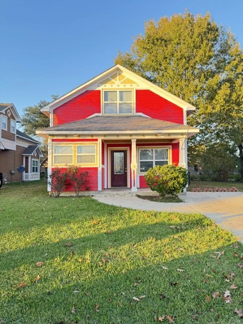 3 Bedroom 2 Bath Cottage Style Home with Large Den — Photo 2