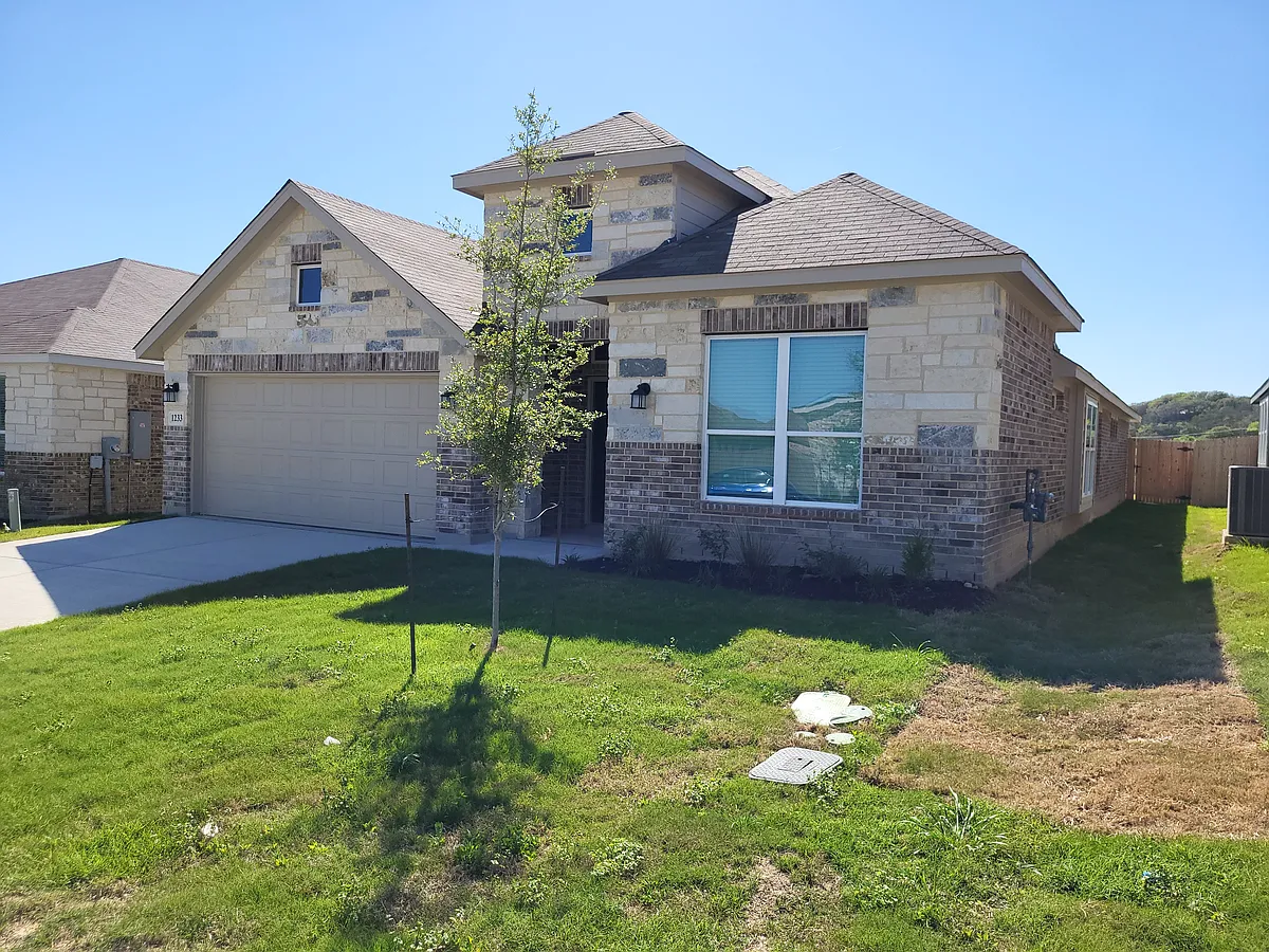 Building Photo - 1233 Fox Wing Way