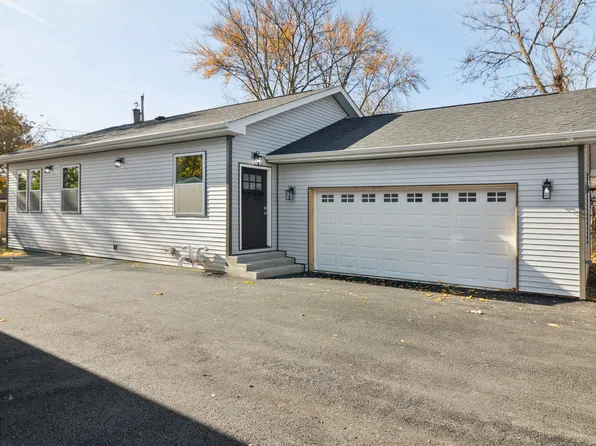 302 Hughes Ave, Lockport, IL 60441