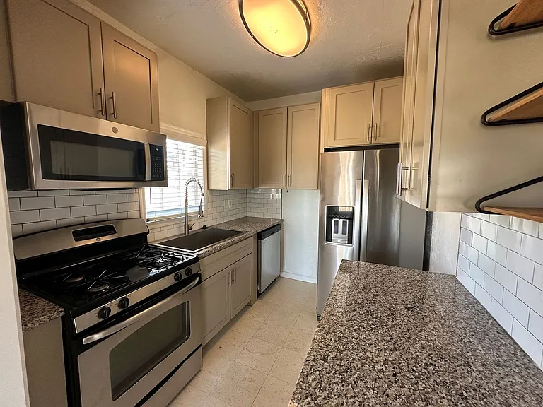 342 W Culver St — Photo 18