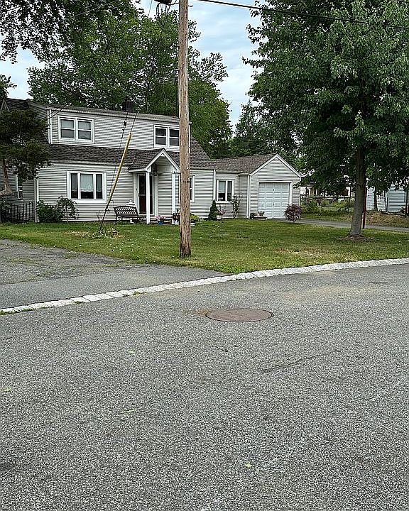 2nd image of 4 Lynn Pl