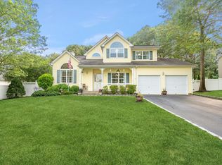 26 Tuthill Creek Dr, Patchogue, NY 11772
