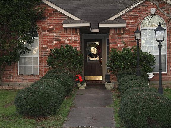 3rd image of 118 Lonesome Dove Dr