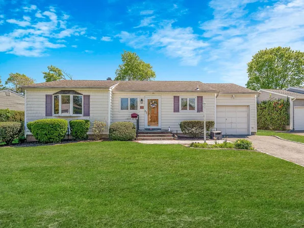 19 Cynthia Lane, Plainview, NY 11803