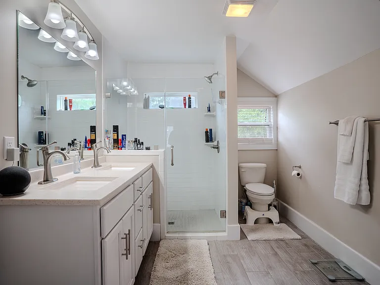 309 Court Ave — Photo 18