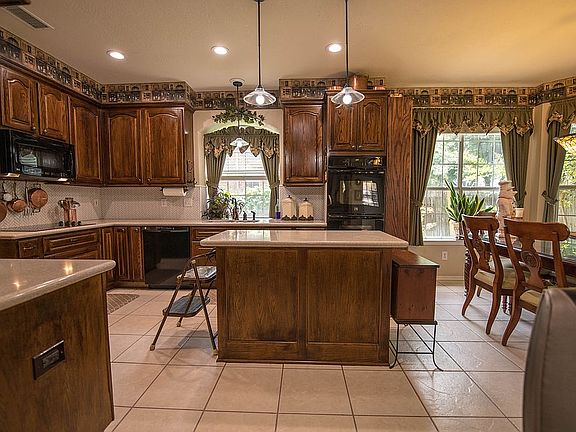 4th image of 1808 Parkview Dr