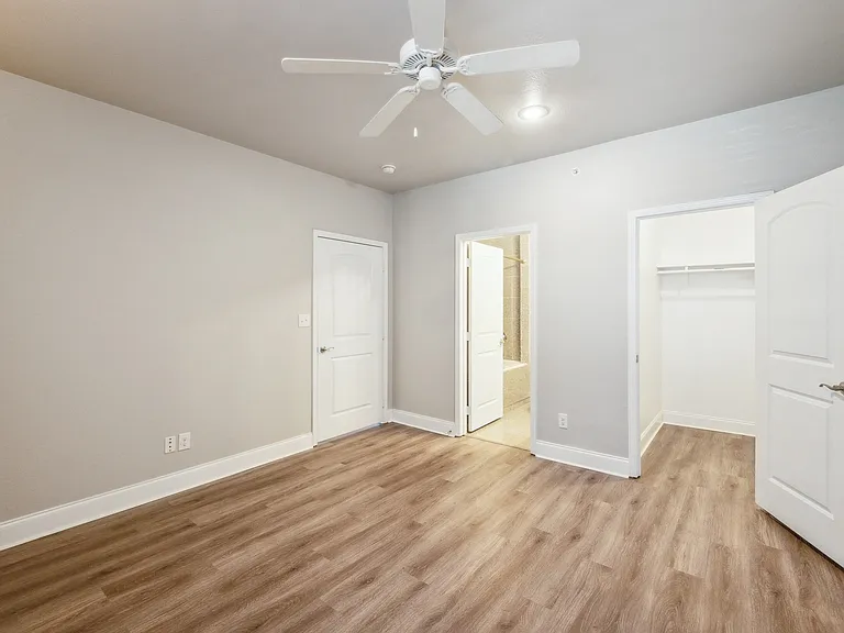The Versailles Apartment Homes — Photo 10