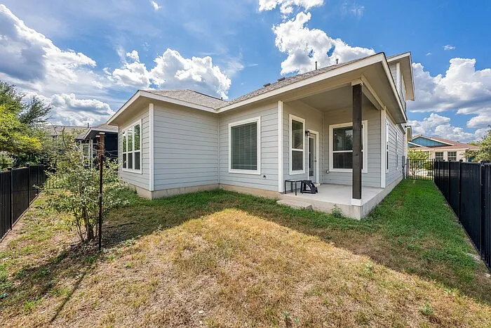 3 bed, 3.0 bath, 2070 sqft, $2,295 — Photo 3