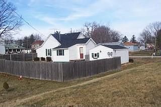 2nd image of 209 Blaine St