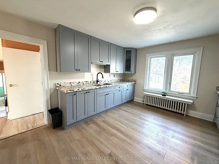 218 Weber St E — Photo 6
