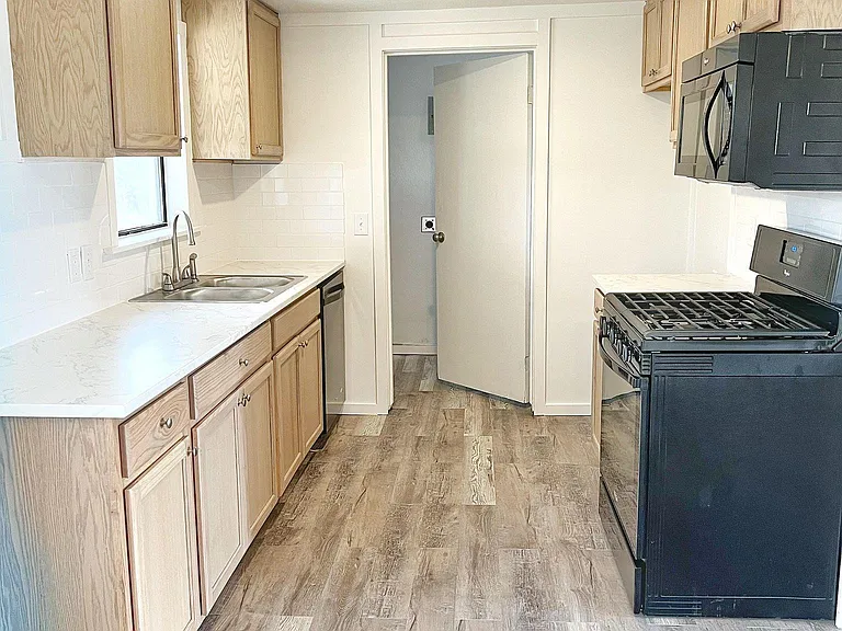 620 W Avenue B — Photo 10