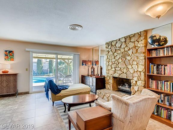 4th image of 3899 Woodhill Ave