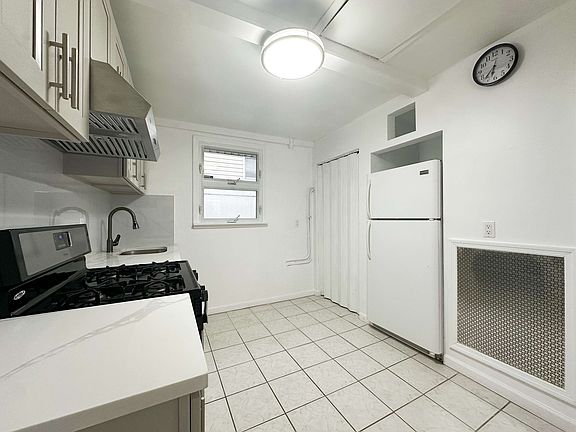 4th image of 682 New Dorp Ln #R