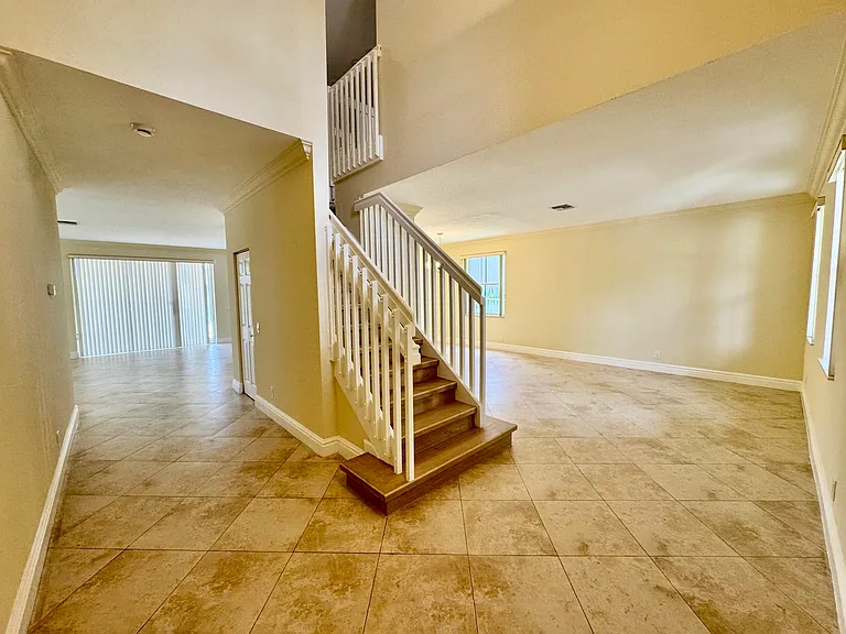 898 Tulip Cir — Photo 5