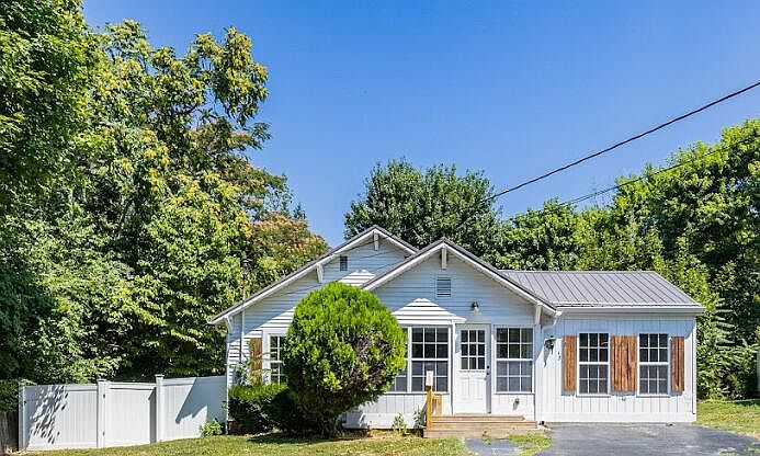 1st image of 131 Highland Dr