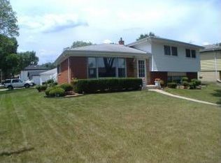 2 N Adams Dr, Addison, IL 60101