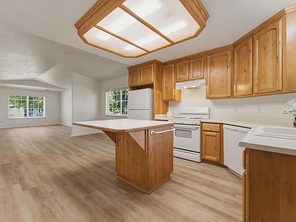 4th image of 105 Park St