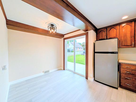 4th image of 159 Taylor Ave