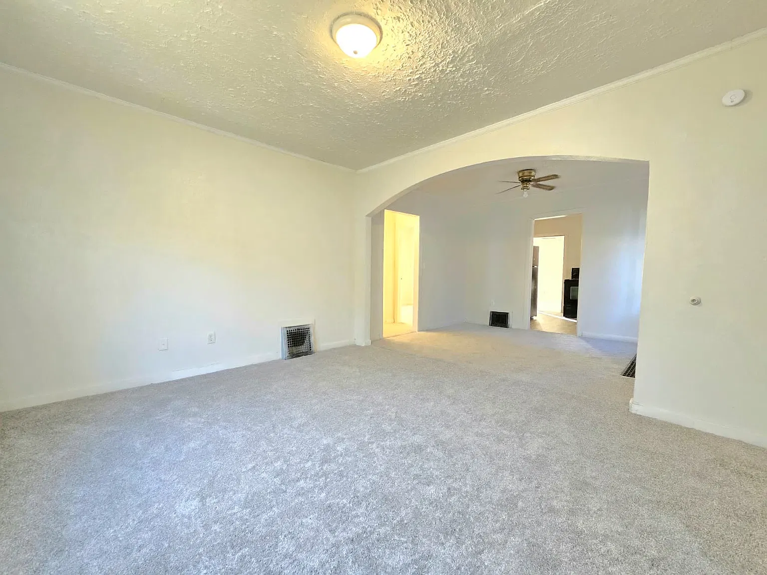 3 bed, 860 sqft, $1,325 — Photo 3