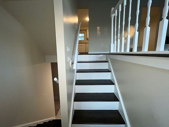 2nd image of 1003 Carlton Ln