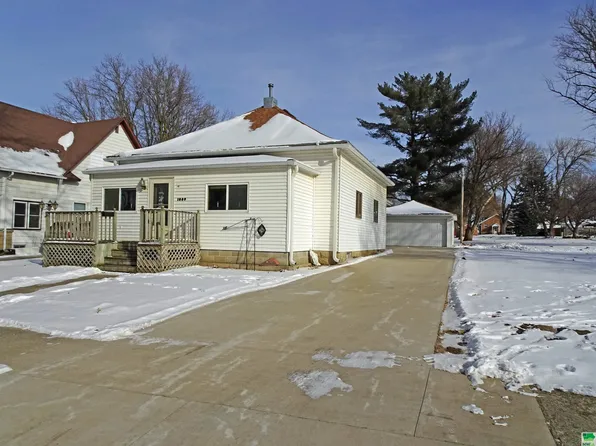 1009 7th St, Sheldon, IA 51201