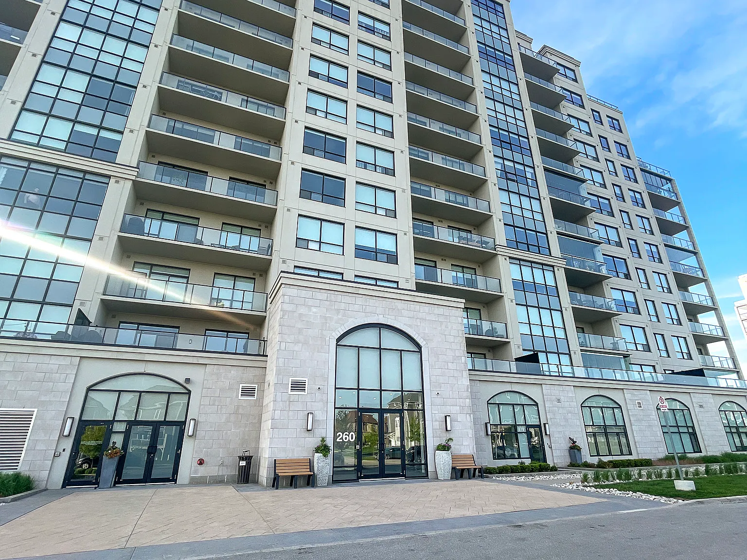 260 Villagewalk Boulevard London — Photo 1