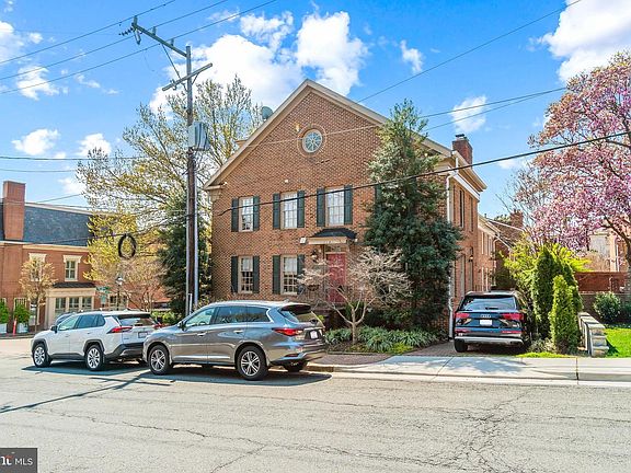 3rd image of 114 Franklin St
