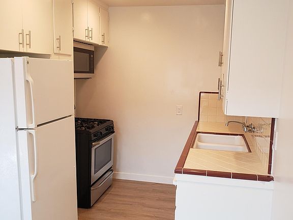 2nd image of 4255 Menlo Ave #4255