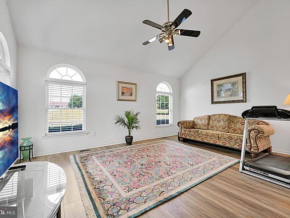 5th image of 29 Walnut Dr E
