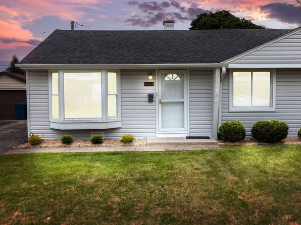 9021 S Knox Ave, Hometown, IL 60456